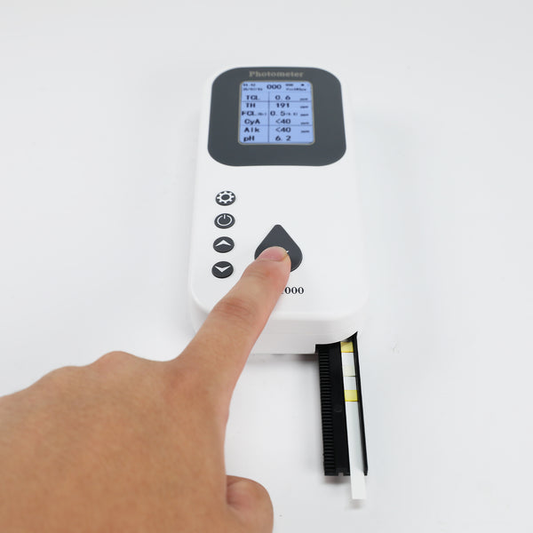 WQM-526 Digital Water Testing Kit for Hot Tub, Pools & Spas Water Tester Measures pH, Free Chlorine, Total Alkalinity, Bromine, Cyanuric Acid, Total Chlorine, Total Hardness with Water Analyzer and Test Strips